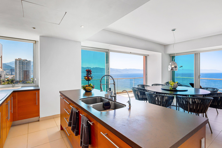 Room 3, Tropical & Modern Condo With Scenic Balcony, hot Tub, Pool - Amazing Views, Puerto Vallarta