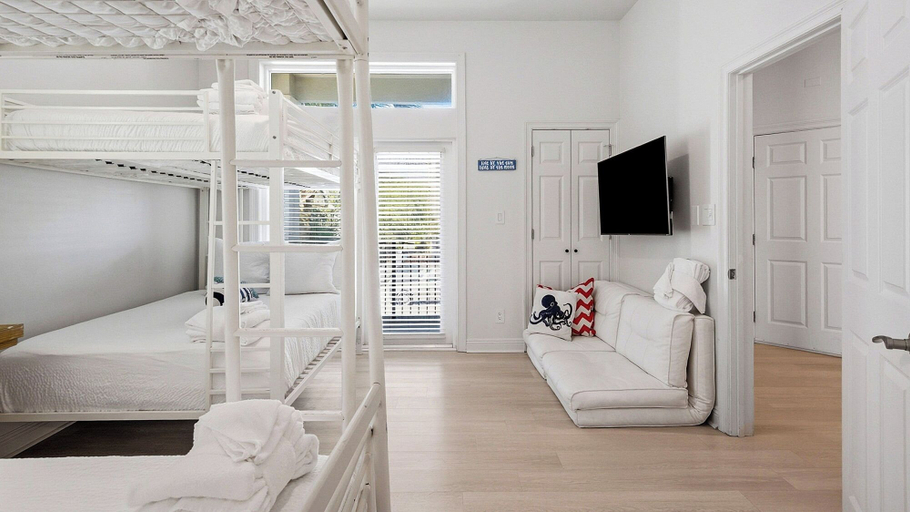 Room 4, Seagrove Gulf Front 4BR With Pool & Private Beach + Free Attraction Tickets!, Walton