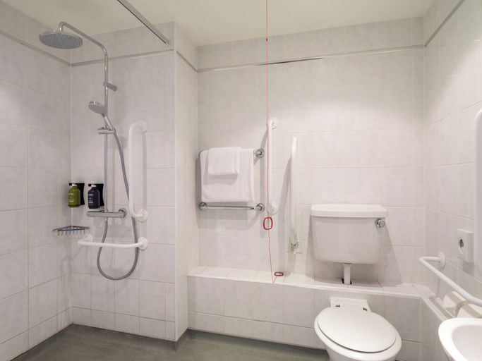 Bathroom 4, Garner Hotel Lincoln by IHG, Lincolnshire