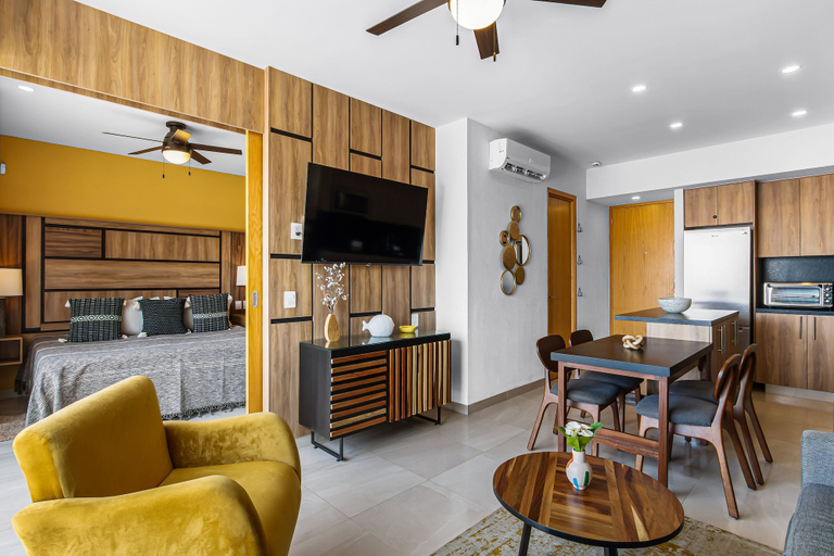Room 4, Bright Coastal Condo With Pool Access, Private Balcony & Fast Wi-fi, Compostela