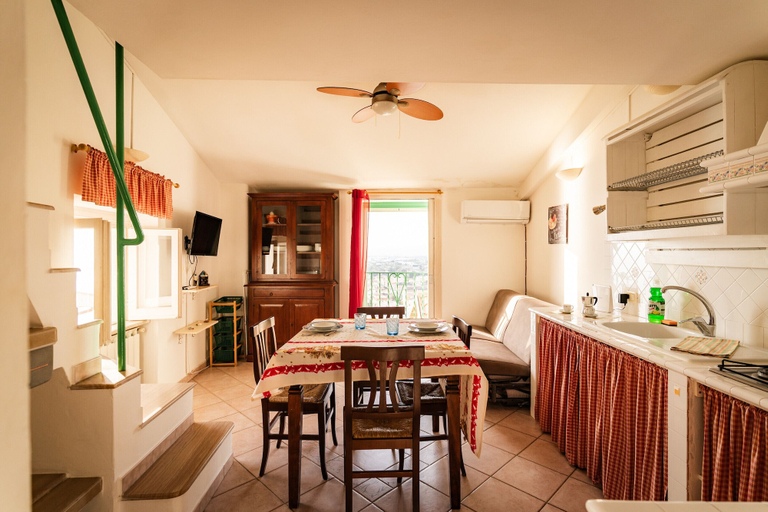 In-room dining 3, Holidaycasa Macca - Confortevole e con Vista Mare, Latina