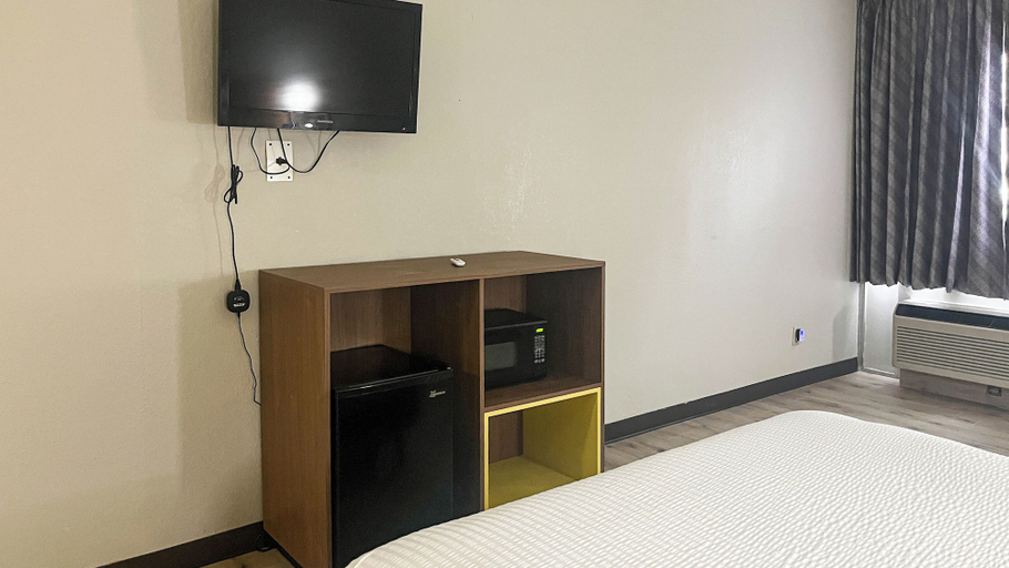 Room 4, Motel 6 Fremont, OH, Sandusky
