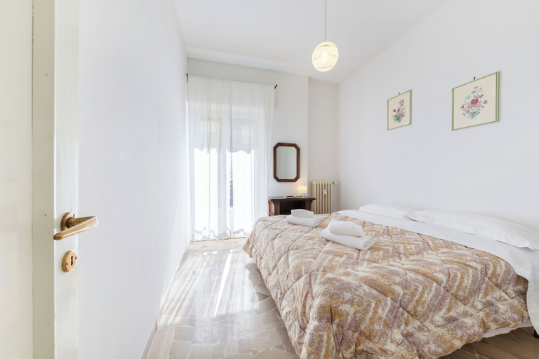 Room 4, Guesthost - Il Salotto Blu - Appartamento Con Parcheggio, Florence