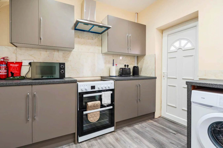 Room 3, Modern 3BR Manchester Stay With Parking Wifi, Salford