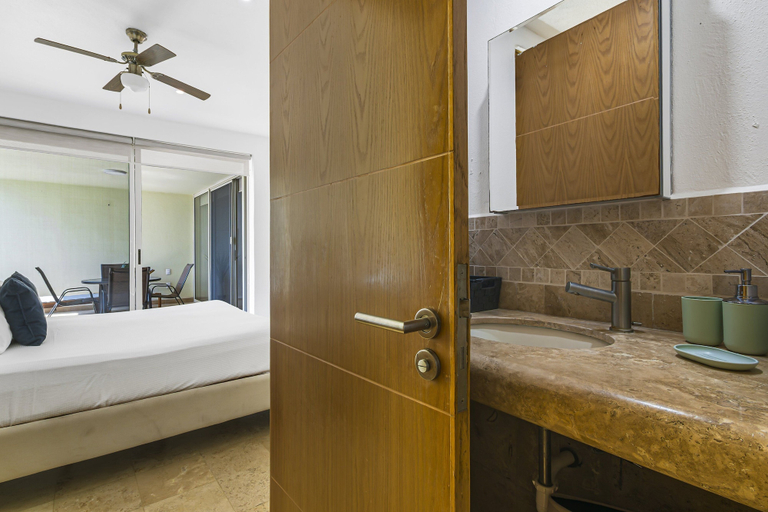 Room 4, Stylish Beach Condo With Private Balcony, Pool, AC and Fitness Room, Compostela