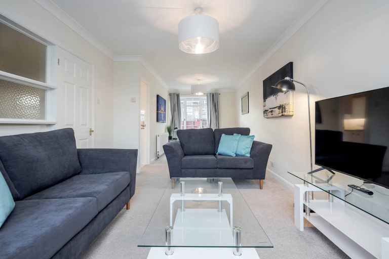 Living area 2, Charming 3 Bed Hse Family and Long Stay, Windsor and Maidenhead