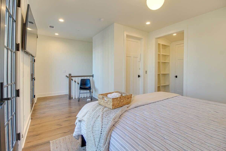 Interior 4, River Views, Historic Central Neighborhood, Luxury Townhome, Chatham