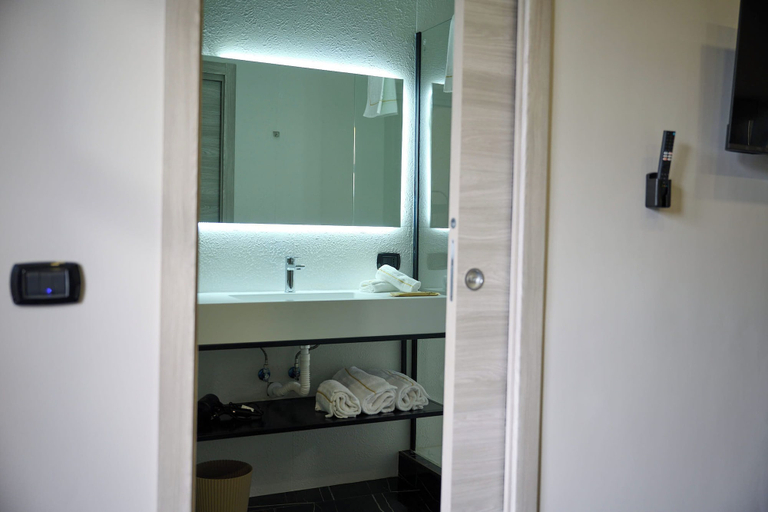 Bathroom 3, Bellosguardo Suites, Napoli