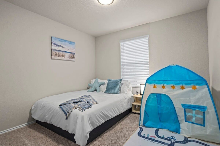 Bedroom 3, @ Marbella Lane - Amazing 4BR Lakeview Home, Travis