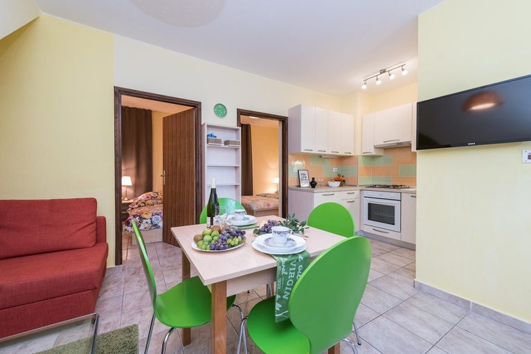 Others 5, Apartment Hrala, Nin