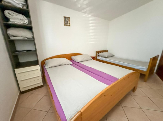 Room 2, Americana Karlobag Apartments, Karlobag