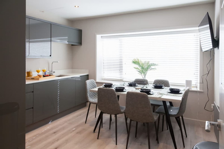 Room 3, Central Leeds Apartment Near Station - Sleeps 6, Leeds