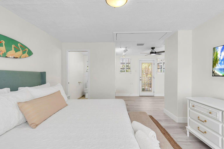 Room 2, Sunny Palms, Pinellas