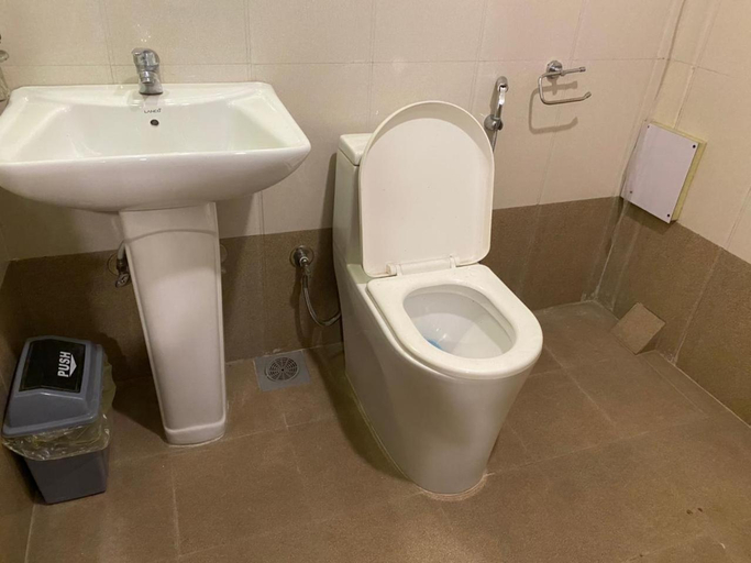 Bathroom, Hotel Malla Inn, Bagmati