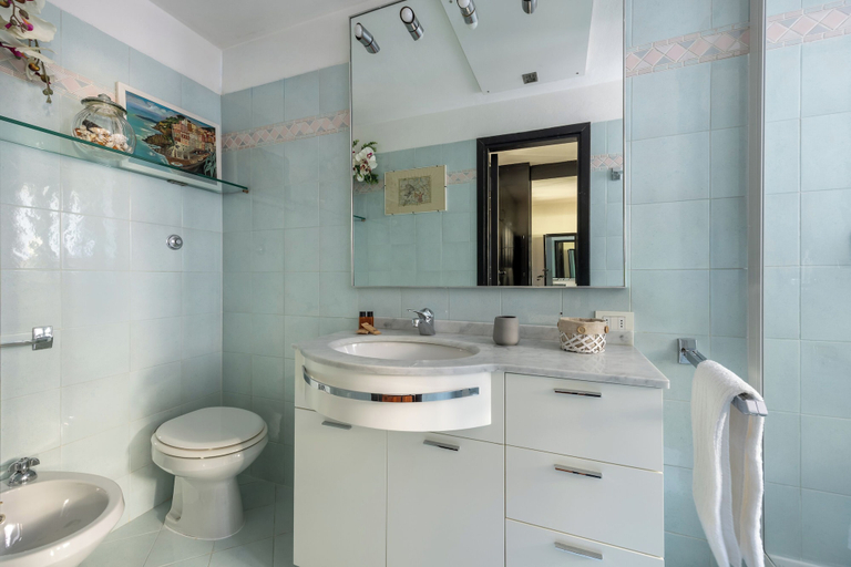 Bathroom 3, Arno Dream by MMega, Florence
