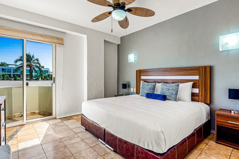 Room 2, Charming Condo With Ocean-view, Pool & Balcony, Compostela