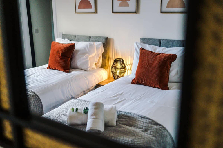 Room 4, Ideal for Contractors Long Term Stays Sleeps 8, Cheshire East