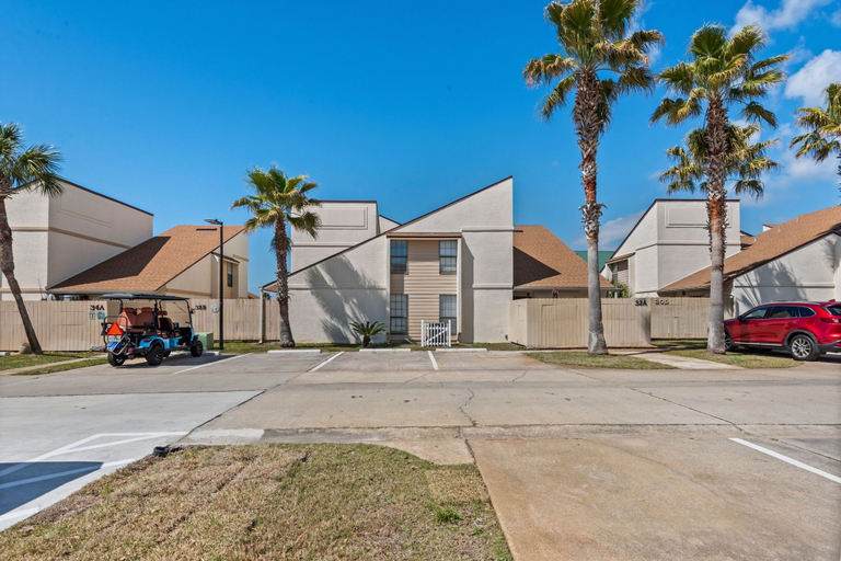 Property grounds 4, Sleeps 10, 4 Pools, Mini-golf Fun + Free Tickets: Dolphin Cruise & More!, Bay