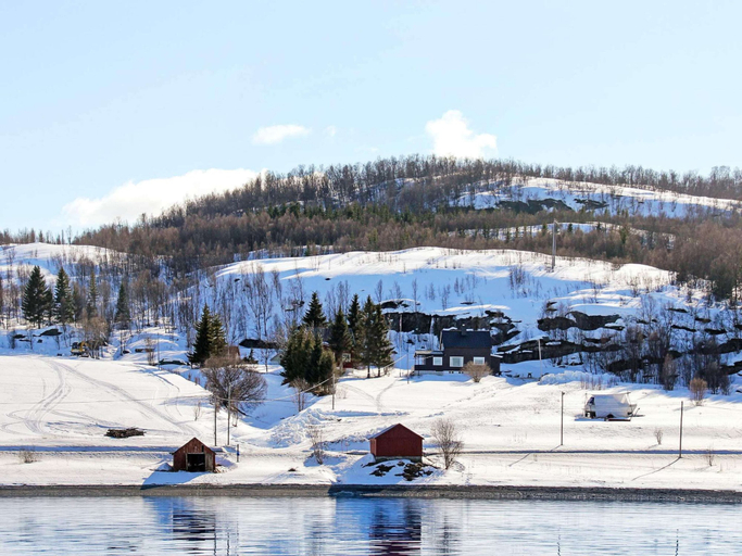 Exterior & Views, 10 Person Holiday Home in Lyngseidet, Lyngen