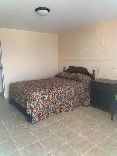 Bedroom 2, Loma Alta Motel, Webb