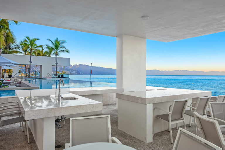 Terrace/patio 5, Luxury Oceanfront Apartment With Private Balcony, Rooftop Pool & gym Access, Puerto Vallarta