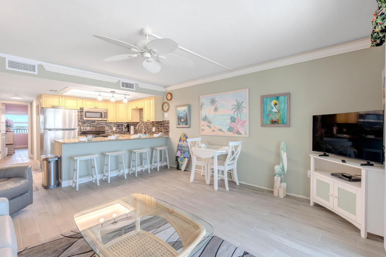 Living area 5, Gateway Villas 595, Lee