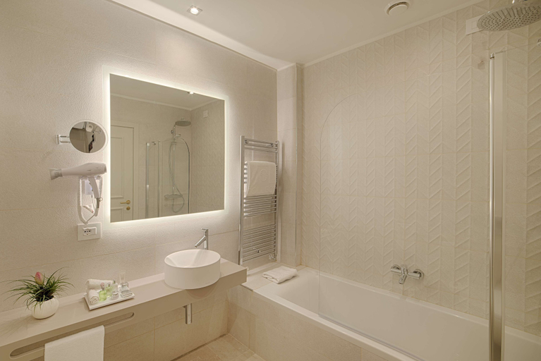 Bathroom 5, NH Collection Roma Fori Imperiali, Roma