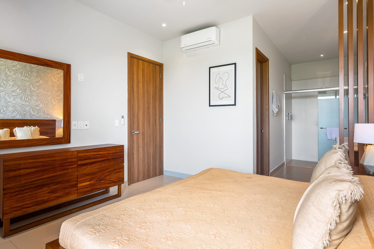 Room 2, 5th-floor apt Near the Ocean With Infinity Rooftop Pool, Balcony, Washer/dryer, Compostela