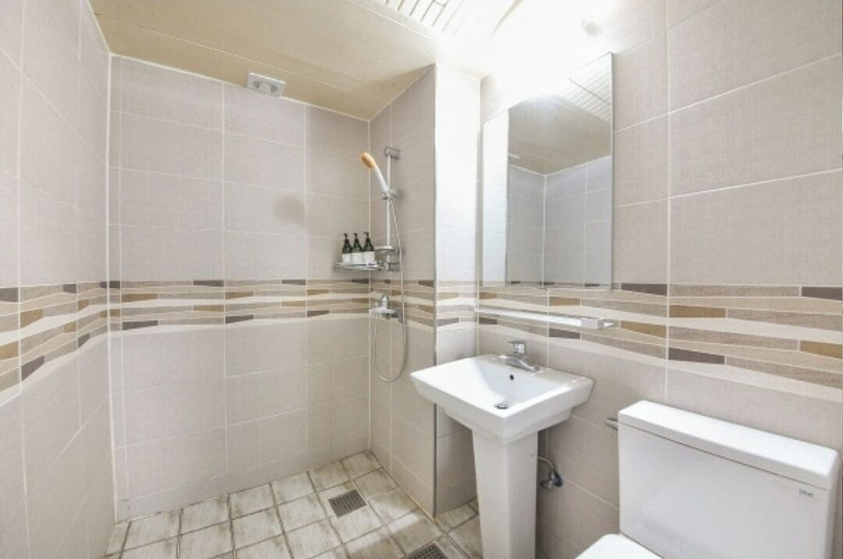 Bathroom 3, e motel, Suncheon