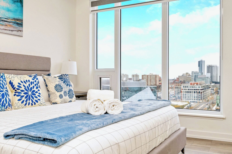 Interior 4, High Rise Condo w Balcony & Breathtaking Views, Waterloo