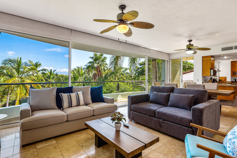 Living area 2, 2nd-floor Condo With Private Balcony, On-site Pool & Billiards, Compostela
