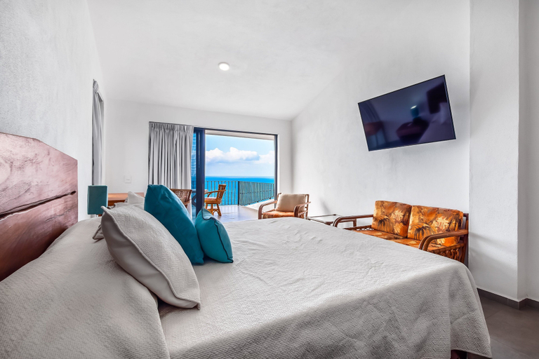 Room 5, Bright Ocean-view 2-story Condo Near Beach With Pool, Balcony & Full Kitchen, Puerto Vallarta