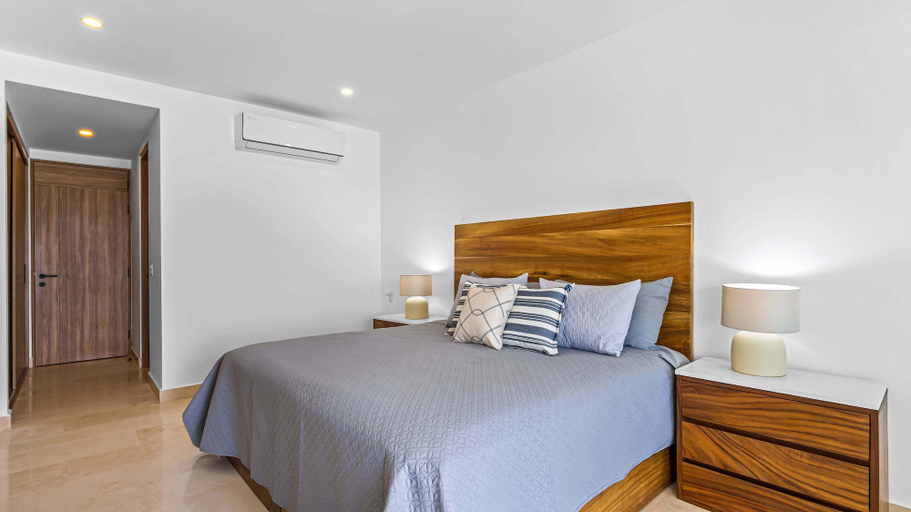 Room 4, Bright Oceanfront Condo With Balcony, Rooftop Pool & Near Malecon Boardwalk, Puerto Vallarta