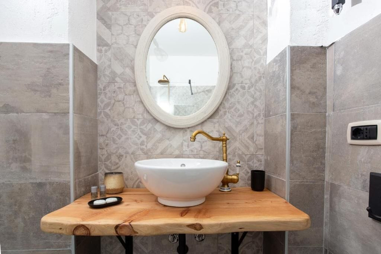 Bathroom 5, L'Accademia dei Sogni, Sassari