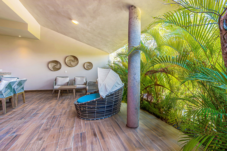 Terrace/patio 3, Peaceful Modern Condo With Rooftop Pool, Washer-dryer and Fitness Room, Compostela