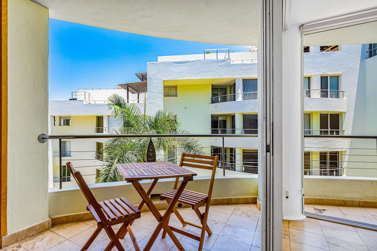 Room 4, Stylish Condo With Covered Balcony, Pool & Pool Tables, Compostela