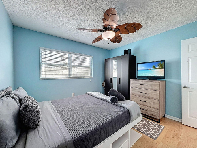 Room 4, Harbor House 26, Pinellas