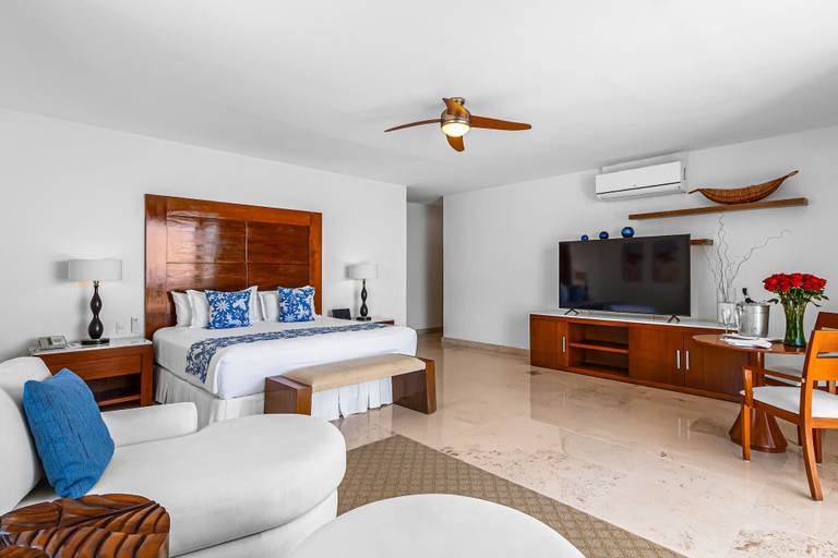 Room 2, Elegant Oceanview Penthouse With Private Rooftop Jacuzzi, Pools & spa Access, Puerto Vallarta
