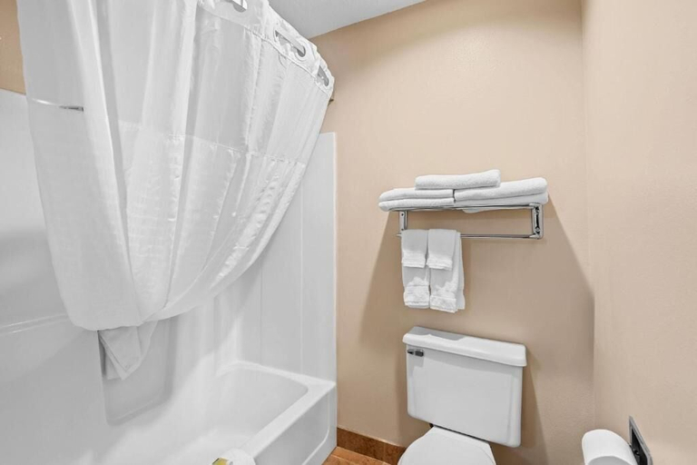 Bathroom 4, Super 8 by Wyndham Jefferson, Greene