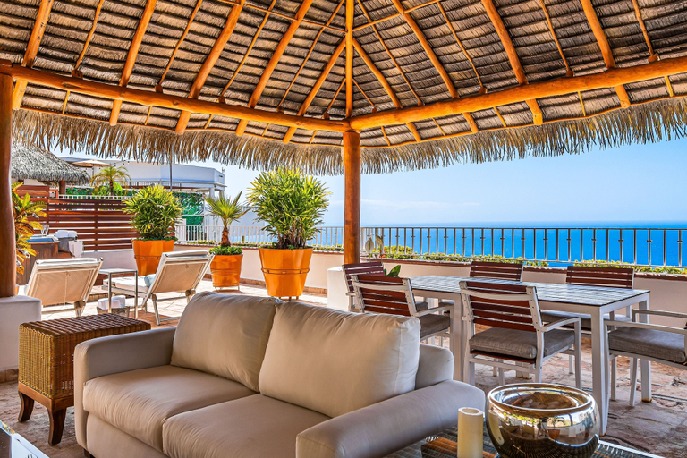 Outdoor dining 5, Elegant Oceanview Penthouse With Private Rooftop Jacuzzi, Pools & spa Access, Puerto Vallarta