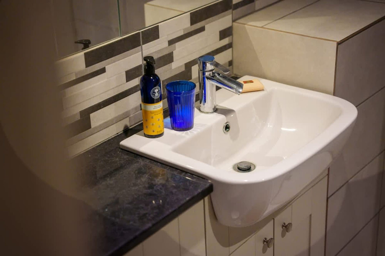 Room 3, Central Harrogate 2 Bed Apartment With Patio, North Yorkshire