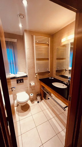 Bathroom 4, Annebrook House Hotel