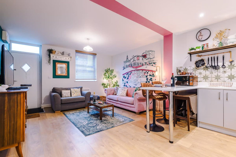Room 5, Stunning City Centre Home Perfect For Couples, Cheshire West and Chester