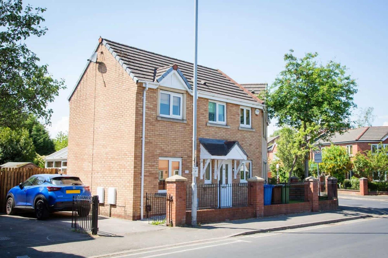 Room 2, Comfy 3-bed City Home Parking Near Deansgate, Manchester