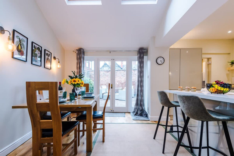 Room 2, NEW Spacious 2-bed Home Amazing Location, Cheshire West and Chester