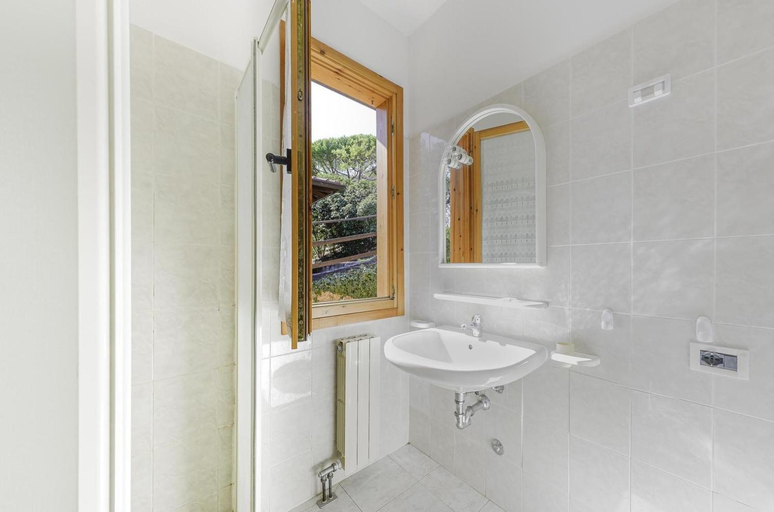 Bathroom, Tourist resort Villaggio Colombo, Andora, Savona