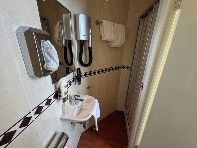 Bathroom 5, Fletcher Hotel De Nieuwe Doelen - Middelburg, Middelburg