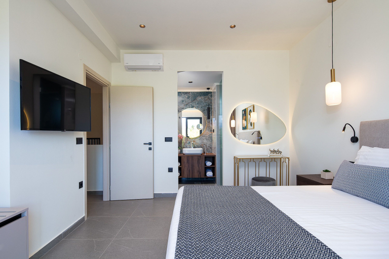 Room 4, Villasaints II Elegant Pool Villa Near Beach, Crete