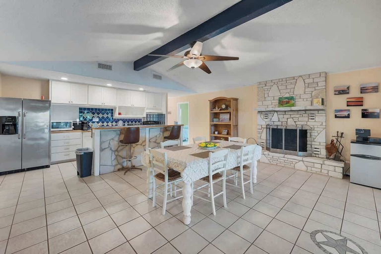 Interior 5, Lakeshore Escapes, on Canyon Lake Waterfront, Comal