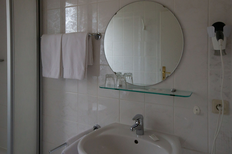 Bathroom 5, Hotel Schlosshof, Mainz-Bingen